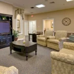 tv-lounge-at-troy-assisted-living_niiiec