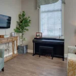 11-memory-care-for-seniors-spring-hill-piano-lounge